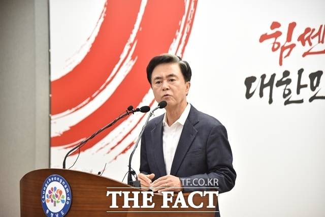 김태흠 충남도지사가 1일 도청 프레스센터에서 기자회견을 열고 제2중앙경찰학교 후보지로 제일 유리한 아산시를 염두해 두고 단일화에 나설 뜻을 밝히고 있다. /이정석 기자