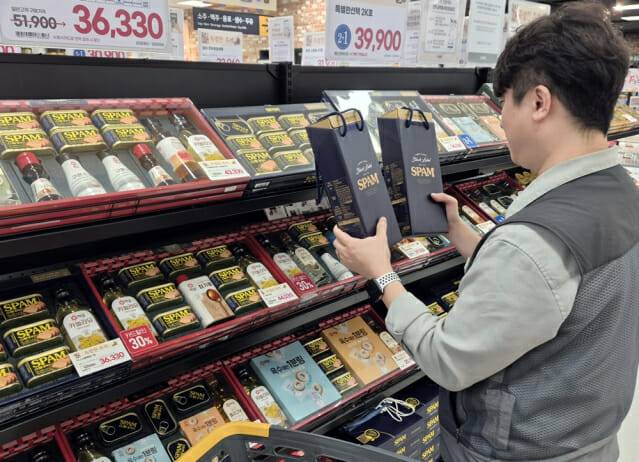 핸드캐리형 스팸 타워 선물세트. (제공=이마트)