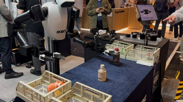 로보티즈가 휴머노이드 2025에서 선보인 AI워커 추론 데모 (사진=지디넷코리아 신영빈 기자)