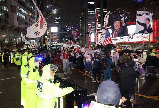 윤석열 전 대통령을 지지하는 극우 단체가 지난달 19일 오후 명동 주한중국대사관 인근에서 반중 집회를 벌이고 행진을 시작하자 경찰이 명동거리로 향하는 길을 막고 있다. 연합뉴스