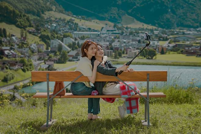 ‘상연’(박지현·왼쪽)과 ‘은중’(김고은)은 조력 사망 기관이 있는 스위스에서 이별을 앞두고 이해와 포용의 시간을 보낸다./넷플릭스