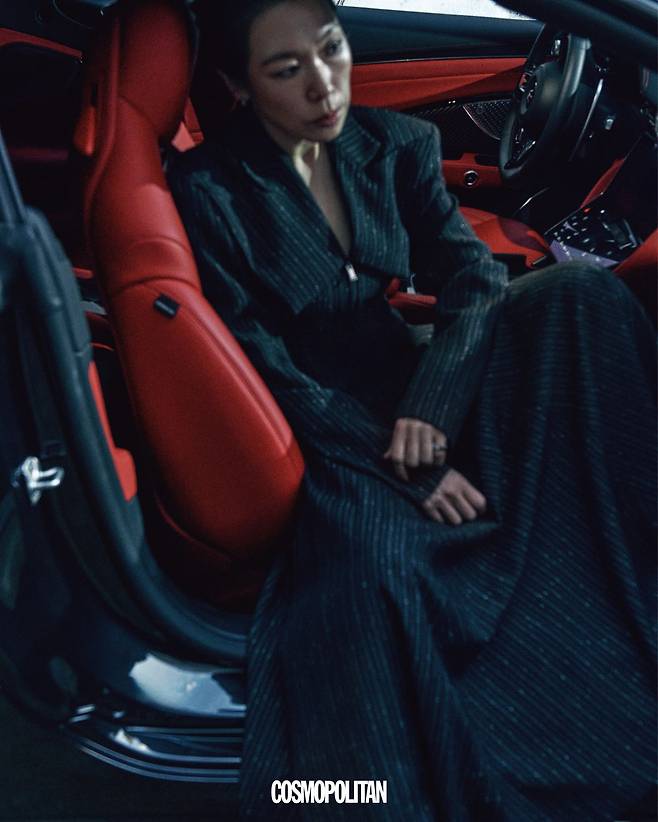 재킷, 스커트 모두 Kelly Shin. 귀고리, 반지 모두 Golden Dew. 컨버터블 스포츠카 Maserati.