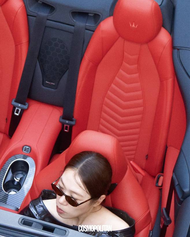 오프숄더 톱 Jaybaek Couture. 선글라스 Cos. 컨버터블 스포츠카 Maserati.