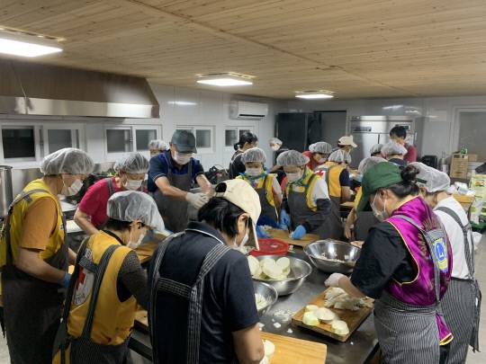 예산군자원봉사센터 자원 봉사자들이 공유 주방에서 도시락을 준비하고 있다.사진=예산군 제공