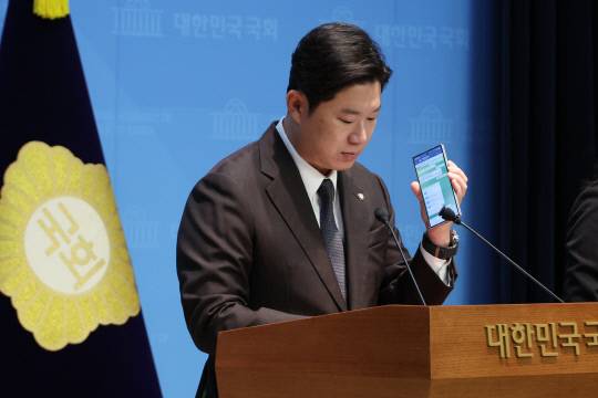 국민의힘 진종오 의원이 지난달 30일 서울 여의도 국회 소통관에서 더불어민주당의 특정종교단체 신도를 동원한 권리당원 조작 시도 의혹을 폭로하며 제보 통화 녹취를 공개하고 있다. 연합뉴스