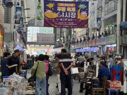 1일 추석을 앞두고 대전 중앙시장이 명절 준비에 나선 시민들로 북적이고 있다. 국산 농축산물 할인과 온누리상품권 환급 행사 등으로 전통시장이 모처럼 활기를 띠고 있다. 이다온 기자