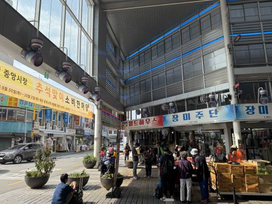 1일 대전 중앙시장 한쪽에서는 일정 금액 이상 농축·수산물 구매 시 환급 및 상품권을 제공하는 '추석맞이 소비한마당' 행사가 진행되고 있다. 이다온 기자
