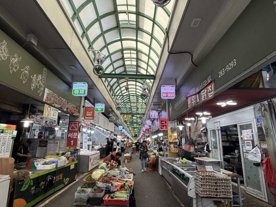 1일 추석 명절을 앞두고 문창시장 곳곳에 '추석맞이 할인 행사' 현수막이 내걸리고, 제수용품을 고르는 시민들로 북적였다. 이다온 기자
