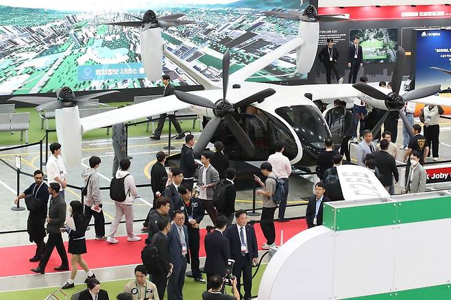 지난해 대구 북구 엑스코에서 열린 미래혁신기술박람회((FIX)를 찾은 관람객들이 도심항공교통(UAM) 특별관을 관람하고 있다. 올해 행사에는 국내 처음 선보이는 시연 행사가 더욱 풍성해질 전망이다. 뉴스1