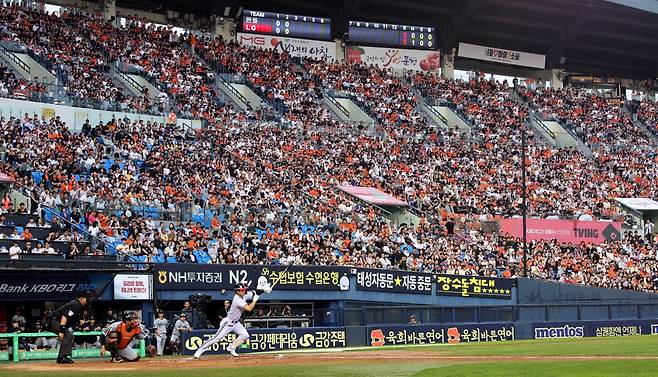 29일 서울 송파구 잠실야구장에서 열린 프로야구 2025 KBO 리그 한화 이글스와 LG 트윈스의 경기가 만원 관중 속에 펼쳐지고 있다. LG의 이번 시즌 18번째 홈 경기 매진이다. 2025.05.29 뉴시스
