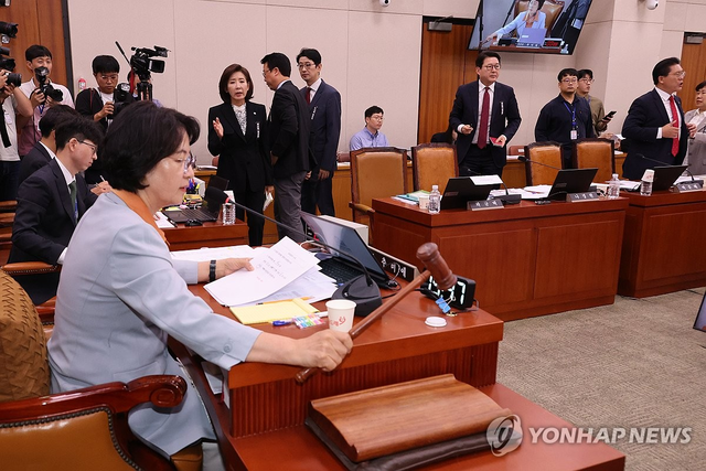 지난 9월 30일 국회 법제사법위원회 전체회의에서 더불어민주당 추미애 위원장이 대법원에 대한 현장검증 실시계획서 채택의 건을 의결하며 의사봉을 두드리고 있다. 이에 반대하는 국민의힘 나경원 의원 등 위원들이 항의하며 회의장을 나가고 있다. [연합뉴스]