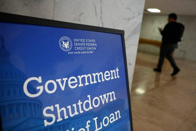 미국 워싱턴 DC 연방 의사당에 있는 신용협동조합 격인 '상원 크레디트 유니언'에 9월 30일(현지시간) 미 정부 셧다운에 따른 구호 대출 안내문이 걸려 있다. AFP 연합