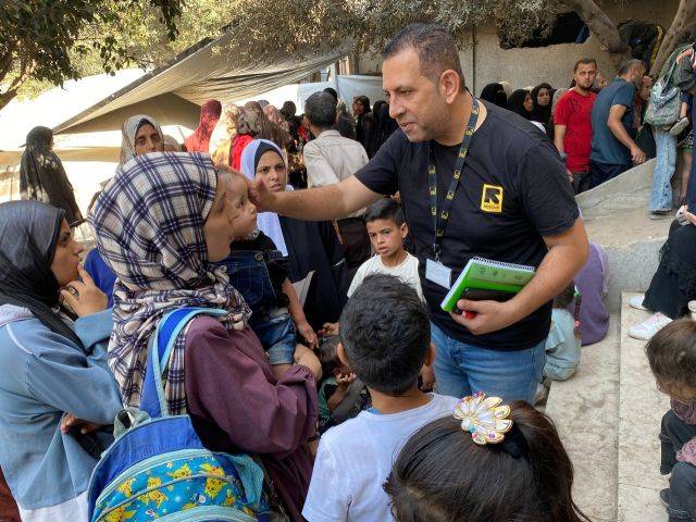 팔레스타인 가자지구에서 국제구조위원회 직원이 어린이들의 건강상태를 살펴보고 있다. 국제구조위원회 제공