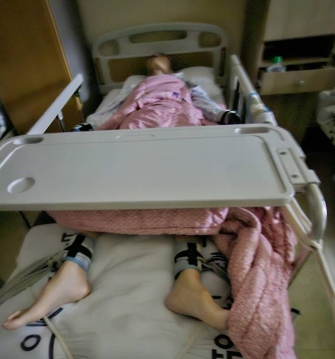 부천 이룸병원에 입원한 환자의 양손과 양발이 억제대에 묶여있다. 제보자 제공