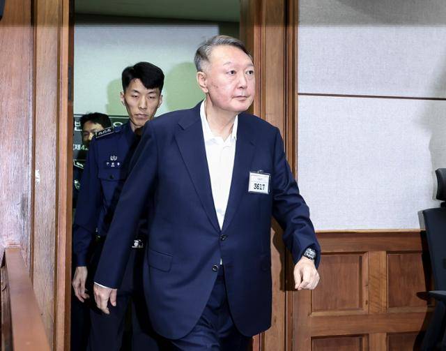 윤석열 전 대통령이 지난달 26일 서울 서초구 서울중앙지법에서 열린 '직권남용권리행사방해·특수공무집행방해' 혐의 관련 첫 재판에 출석하고 있다. 사진공동취재단