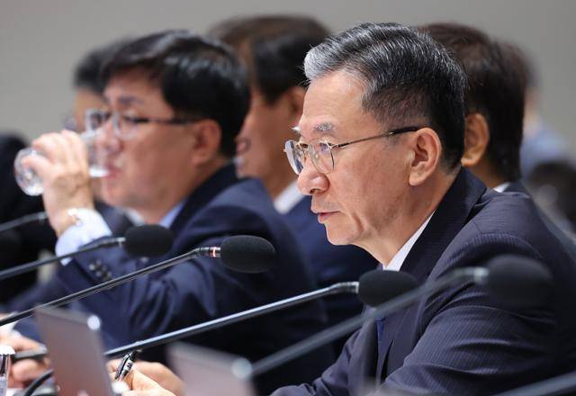 정성호(오른쪽) 법무부 장관이 지난달 30일 서울 용산 대통령실 청사에서 열린 제44회 국무회의에 참석해 발언하고 있다. 대통령실통신사진기자단·뉴시스