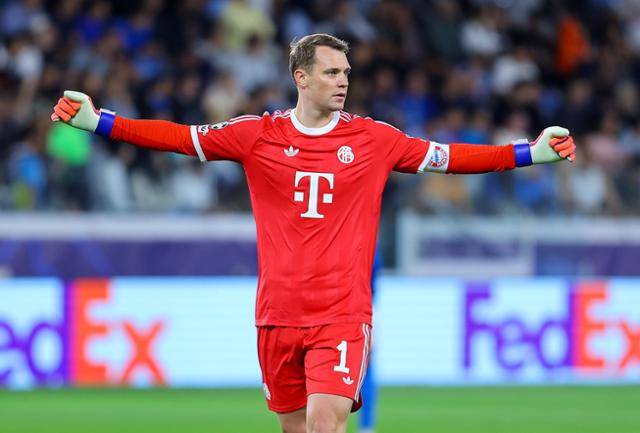 바이에른 뮌헨의 골키퍼 마누엘 노이어가 1일 키프로스 리마솔의 알파메가 스타디움에서 열린 파포스와의 2025~26시즌 UEFA 챔피언스리그 리그 페이즈 2차전에서 5-1로 승리한 뒤 기뻐하고 있다. 리마솔=EPA 연합뉴스