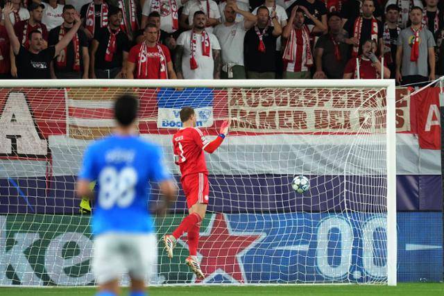 바이에른 뮌헨의 골키퍼 마누엘 노이어가 1일 키프로스 리마솔의 알파메가 스타디움에서 열린 파포스와의 2025~26시즌 UEFA 챔피언스리그 리그 페이즈 2차전에서 4-0으로 앞서던 전반 45분 미슬라브 오르시치의 중거리포를 막지 못하고 있다. 리마솔=AP 연합뉴스