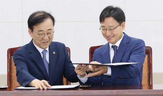 김윤덕(왼쪽) 국토교통부 장관과 임광현 국세청장이 1일 정부세종청사에서 부동산 시장 거래질서 확립을 위한 국토부-국세청 업무협약서에 서명하고 있다. 국세청 제공