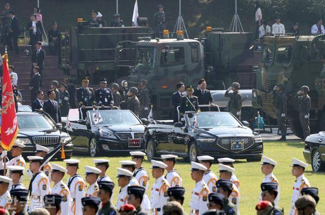 이재명 대통령이 1일 충남 계룡대에서 열린 제77주년 국군의 날 행사에서 열병식 사열을 하고 있다. 충남=왕태석 선임기자