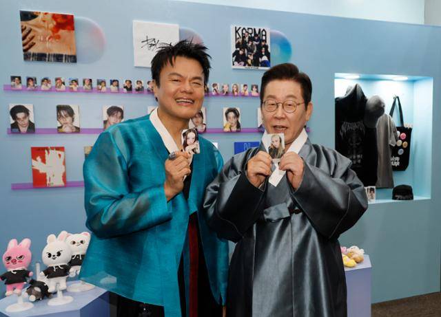 이재명 대통령이 1일 경기 고양시 킨텍스에서 열린 대중문화교류위원회 출범식에 앞서 박진영 공동위원장과 K컬처 굿즈를 관람하며 K팝 아이돌 기념품을 보고 있다. 고양=왕태석 선임기자