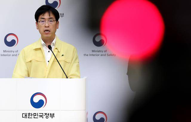 김민재 행정안전부 차관이 1일 정부세종청사 중앙동 브리핑실에서 국가정보자원관리원 행정정보시스템 화재 관련 브리핑을 하고 있다. 세종=뉴스1