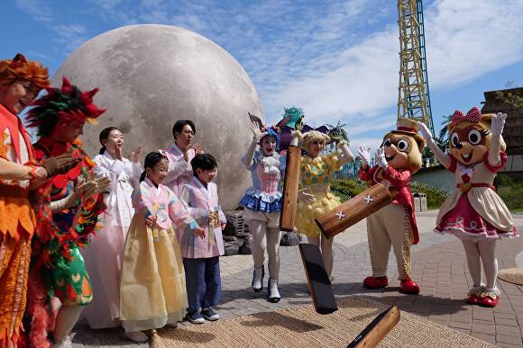 롯데월드 어드벤처 부산에서 민속놀이 한마당이 펼쳐지고 있다. [사진=롯데월드 어드벤처 부산]