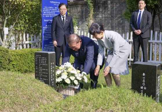 이시바 총리가 부인 요시코 여사와 함께 이날 정상회담에 앞서 부산시 금정구 영락공원 내 고 이수현씨 묘소에 참배하는 모습. 이수현씨는 일본 유학 중이던 2001년 1월 도쿄 신오쿠보역에서 선로에 떨어진 일본인을 구하려다 목숨을 잃었다. [교도=연합뉴스]