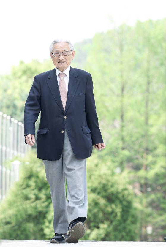 조 전 총장이 서울 관악구 국제백신연구소(IVI) 앞을 걸으며 포즈를 선보이고 있다. 김경록 기자