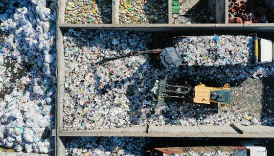 지난 5일 경기 수원시 영통구 수원시자원순환센터에서 관계자들이 플라스틱 폐기물을 재활용하기 위해 입반출 작업을 하고 있다. 뉴시스