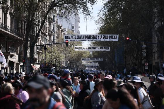 지난달 17일(현지시간) 아르헨티나 부에노스아이레스에서 하비에르 밀레이 아르헨티나 대통령의 거부권 행사에 항의하는 시위를 벌이는 사람들. EPA=연합뉴스