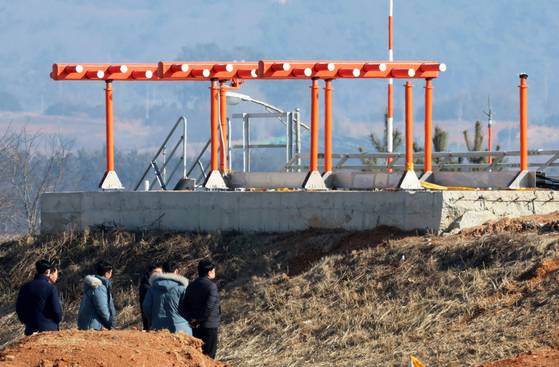 지난 2월 26일 무안국제공항에서 항공철도사고조사위원회와 제주항공 참사 유가족이 참사의 피해를 키운 것으로 지목된 로컬라이저 구조물을 살펴보고 있다. 연합뉴스