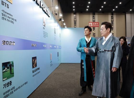 K컬처 체험존 관람하는 이재명 대통령과 박진영 공동위원장   (고양=연합뉴스) 김도훈 기자 = 이재명 대통령이 1일 경기 고양시 킨텍스에서 열린 대중문화교류위원회 출범식에서 박진영 대중문화교류위원회 공동위원장과 K컬처 체험존 전시물을 관람하고 있다. 2025.10.1 [대통령실통신사진기자단]   superdoo82@yna.co.kr (끝)  〈저작권자(c) 연합뉴스, 무단 전재-재배포, AI 학습 및 활용 금지〉