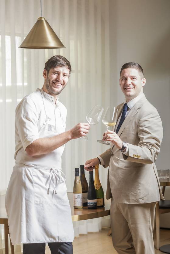 미쉐린 가이드 2스타 레스토랑 ‘에빗’의 조셉 리저우드 셰프와 야니스 페럴 소믈리에. 최기웅 기자