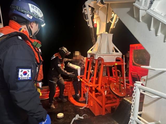 ▲ 손목 절단 선원 이송 모습.