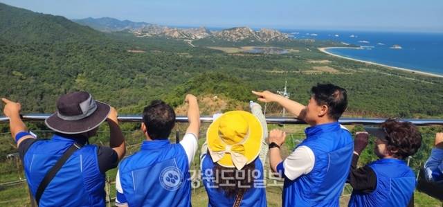 ▲ 최북단 고성군의 금강회 회원들이 DMZ평화의 길 탐방에 나선 후 717금강산 전망대에서 함명준 군수 등과 함께 멀리 해금강과 감호를 조망하며 평화통일을 염원했다.