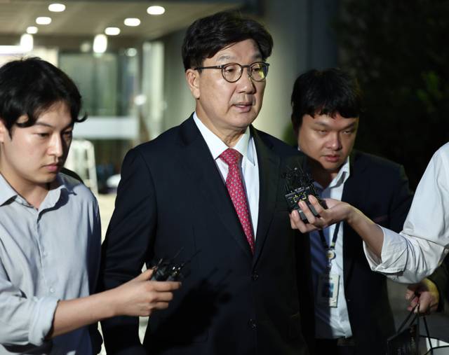 ▲ 윤석열 정부와 통일교 간 ‘정교 유착’의 발단으로 지목된 국민의힘 권성동 의원이 지난달 16일 서울 서초구 서울중앙지법에서 열린 구속 전 피의자 심문(영장실질심사)을 마친 뒤 대기 장소인 서울구치소로 향하고 있다. 연합뉴스