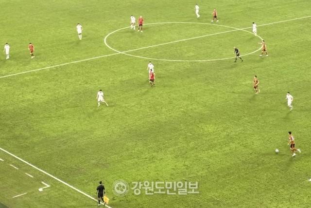 ▲ 강원FC와 청두 룽청의 2025-2026 AFC 챔피언스리그 리그 스테이지 동아시아 2차전이 열린 지난 30일(현지 시간) 중국 쓰촨 청두 봉황산스포츠공원축구경기장의 피치 컨디션. 한규빈 기자