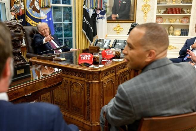 ▲ 트럼프&nbsp;대통령이 소셜미디어에 올린 여야 지도부와 회동 사진 [연합뉴스]