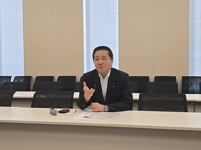 지난달 25일, 일본 자민당의 나가시마 아키히사 의원이 일본 국회 의원회관에서 한국 기자들과 인터뷰하고 있다.