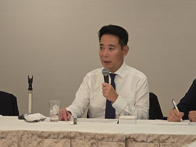 지난달 26일, 한국 기자들과 인터뷰하는 마에하라 세이지 의원