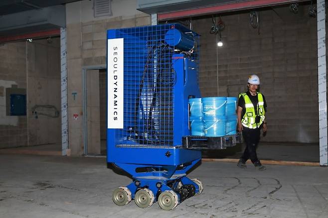 자재 이동 로봇 시연 모습. 삼성물산 제공.