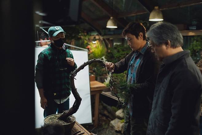 영화 <어쩔수가없다> 촬영현장의 박찬욱 감독과 이병헌 배우 / 사진출처. 네이버영화