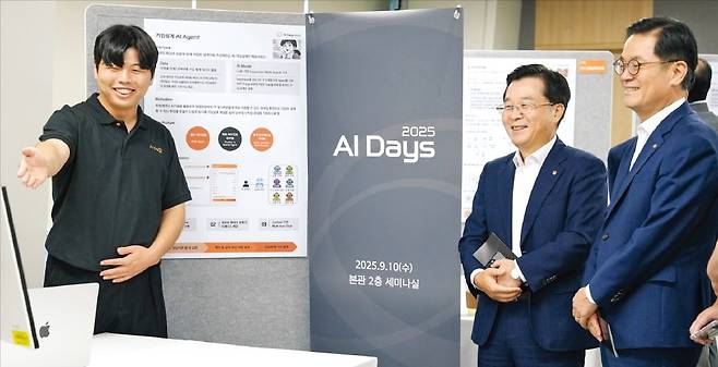 권혁웅 한화생명 대표이사 부회장(오른쪽 두 번째)과 이경근 대표이사 사장(첫 번째)이 ‘AI DAYS 2025’ 행사 부스를 방문해 설명을 듣고 있다. /한화생명 제공