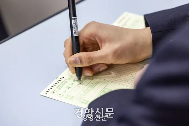 2025년 3월 전국연합 학력평가가 시행된 지난 3월26일 서울 금천구 금천고등학교에서 학생이 시험 준비를 하고 있다. 사진공동취재단