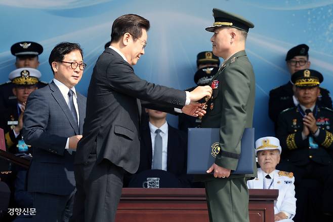 보국훈장 받는 박정훈 대령 이재명 대통령이 1일 충남 계룡대에서 열린 77주년 국군의날 기념행사에서 박정훈 해병 대령에게 보국훈장을 수여하고 있다. 대통령실사진기자단