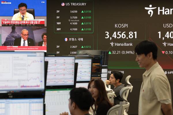 1일 서울 중구 하나은행 딜링룸 현황판에 코스피지수 등이 표시돼 있다. 사진은 기사 내용과 관련이 없음. 연합뉴스