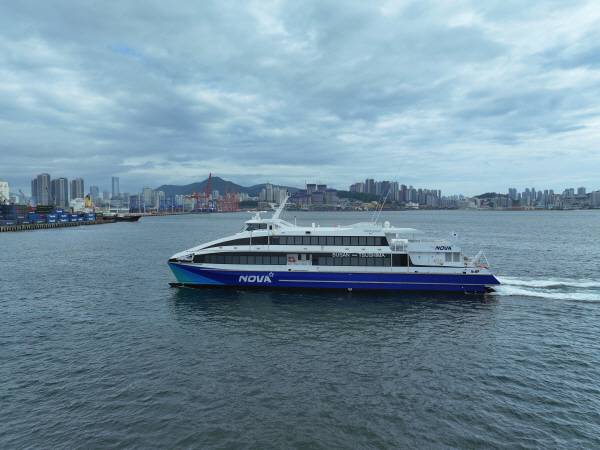 오는 3일 부산~대마도 노선 운항을 시작하는 ㈜스타라인의 신규 초고속 여객선 ‘NOVA호’.