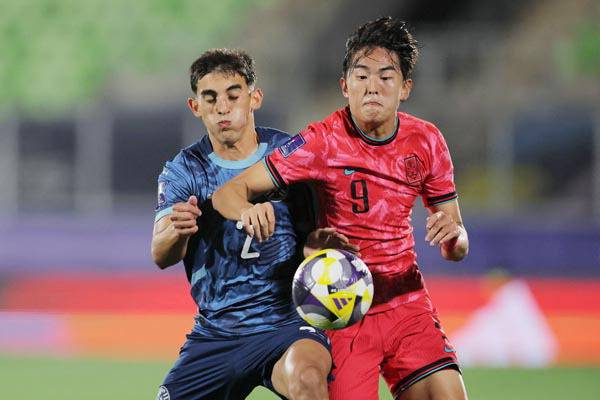 1일(한국시간) 칠레 발파라이소에서 열린 2025 국제축구연맹(FIFA) U-20 월드컵 조별리그 B조 2차전에서 한국의 공격수 백가온(오른쪽)과 파라과이 수비수가 볼을 다투고 있다. AFP 연합뉴스