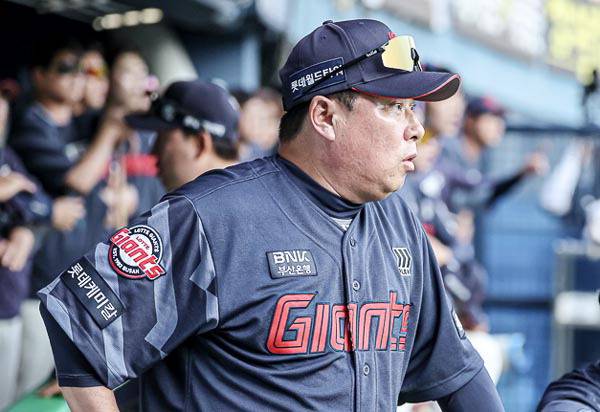 가을 야구 진출이 눈앞에서 무산되자 롯데 김태형 감독을 향한 팬심이 엇갈린다. 사진은 경기를 바라보는 김태형 감독 모습.  롯데 자이언츠 제공